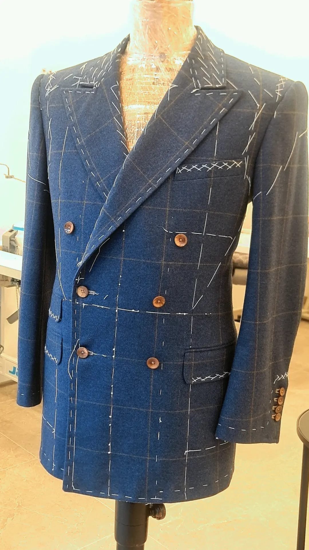 Dunkelblauer Anzug auf einer Schneiderpuppe in einem Atelier